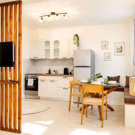The Pine - Stylish & Private Parking
